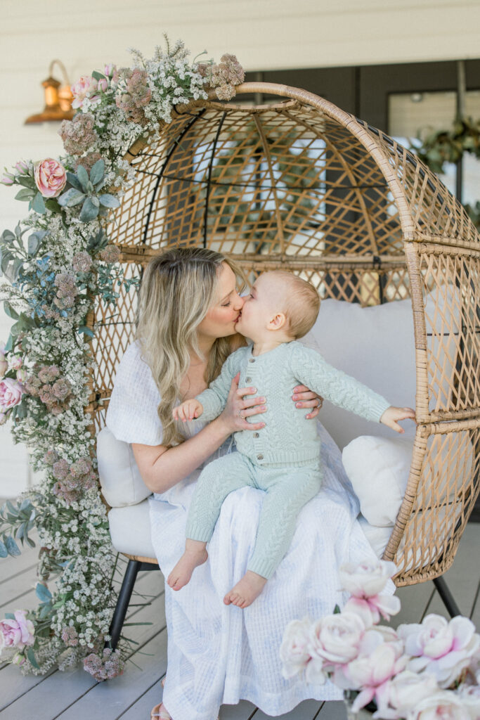 Baby boy kissing his mama at a motherhood mini even in Tomball Texas.
